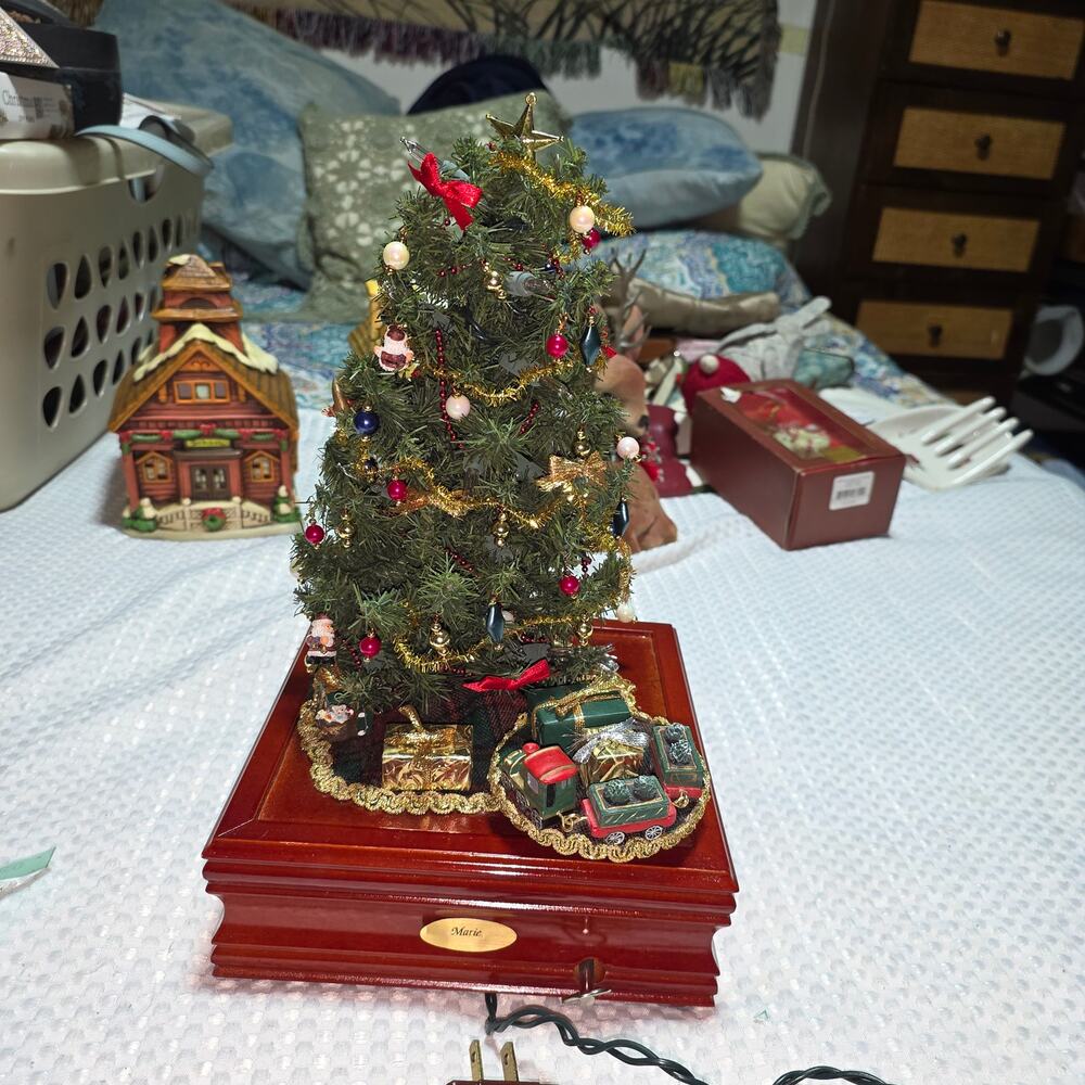 LILLIAN VERNON CHRISTMAS TREE MUSIC BOX CHRISTMAS DECOR.